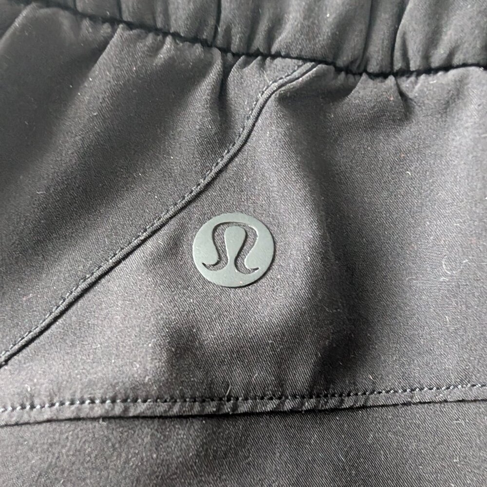 Lululemon Athletica Black Stroll at Sundown Mid-Rise Sho Shorts — Women’s Size 6 - Picture 4 of 6